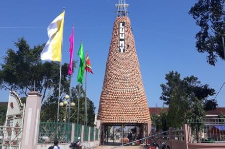 Độc đáo cây thông Noel làm từ 6.000 chiếc nồi đất