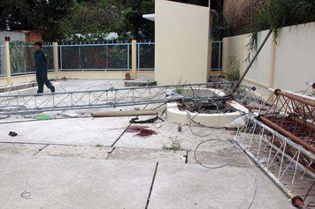 Vĩnh Long: Đổ trụ ăng-ten truyền thanh, 2 người thương vong