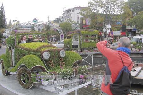 Khách du lịch "đổ về" Đà Lạt để đón năm mới