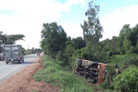 Xe buýt lật xuống ruộng: Một người chết, khoảng 20 người bị thương