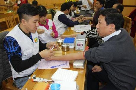 Tuần lễ hồng "Vạn trái tim một tấm lòng" tại Công ty Điện lực Hưng Yên 