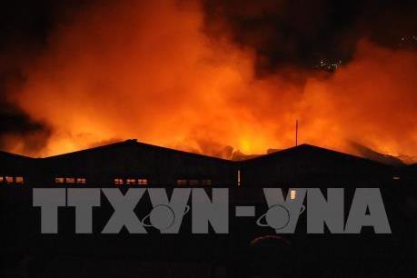 Cháy lớn tại công ty bánh kẹo Tràng An, 2 người vẫn đang mắc kẹt