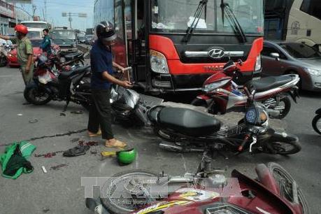 Xe khách mất lái đâm vào 7 xe máy và 1 xe tải