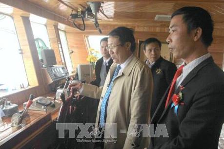 Bàn giao tàu vỏ thép cho ngư dân vươn khơi bám biển