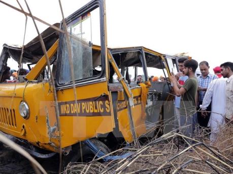 Ấn Độ: Xe buýt lao vào đám đông, ít nhất 10 người thiệt mạng
