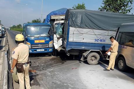 Ba ô tô tải va chạm liên hoàn trên Quốc lộ 1A