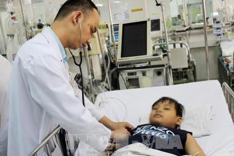 Một bệnh nhi phải cắt bỏ phổi do nuốt bóng đèn led đồ chơi