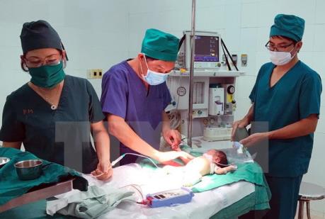 Cứu sống bé gái 3 tháng tuổi bị dị tật phình đại tràng