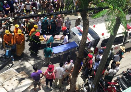 Lắp đặt biển quảng cáo, 3 người bị điện giật bất tỉnh