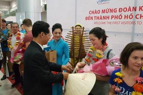 Vienam Airlines đón khách quốc tế đầu tiên đến Hà Nội và Tp.Hồ Chí Minh trong năm 2018