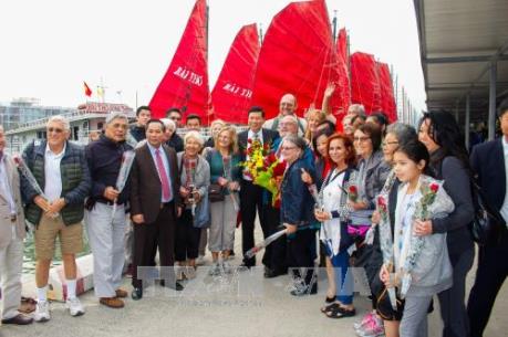 Chào mừng những vị khách quốc tế đầu tiên tham quan vịnh Hạ Long trong năm mới