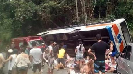  Xe buýt rơi xuống vực khiến hàng chục người thiệt mạng
