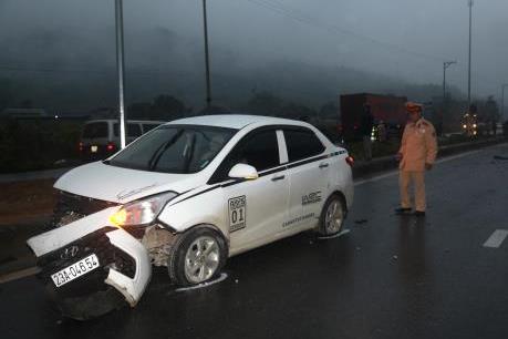 Khởi tố vụ án, tạm giữ hình sự lái xe gây tai nạn làm 5 công nhân tử vong