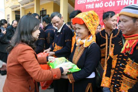 Vận động 2 triệu suất quà hỗ trợ người nghèo vui xuân đón Tết