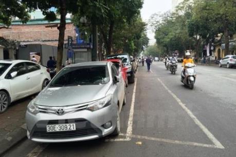 Giá trông giữ xe tại Hà Nội cao ngất, dịch vụ Grab và Uber càng nở rộ?