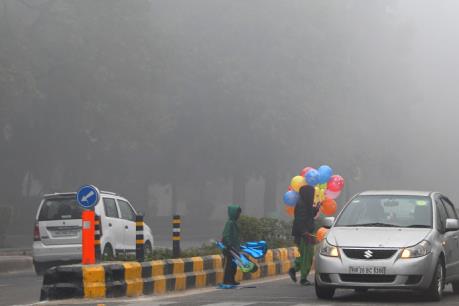 Sương mù dày đặc làm đình trệ giao thông tại New Delhi