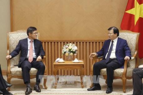 Phó Thủ tướng Trịnh Đình Dũng tiếp Tổng Giám đốc Tổ hợp Samsung tại Việt Nam