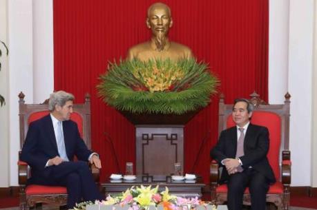 Trưởng ban Kinh tế Trung ương tiếp cựu Ngoại trưởng Hoa Kỳ John Kerry