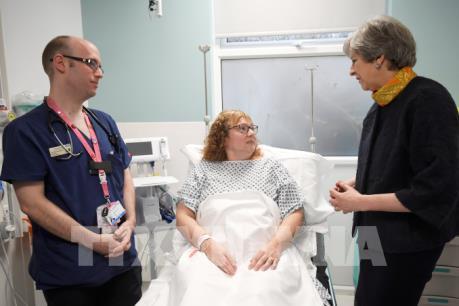 Thủ tướng Anh xin lỗi vì tình trạng quá tải tại các bệnh viện