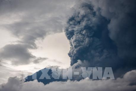 Núi lửa ở Indonesia phun khí độc, 30 người nhập viện