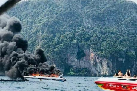 Nổ xuồng du lịch, 16 người bị thương