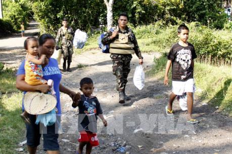Philippines sơ tán người dân, đóng cửa các trường học gần núi lửa Mayon