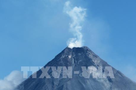 Philippines tiếp tục nâng mức cảnh báo núi lửa Mayon