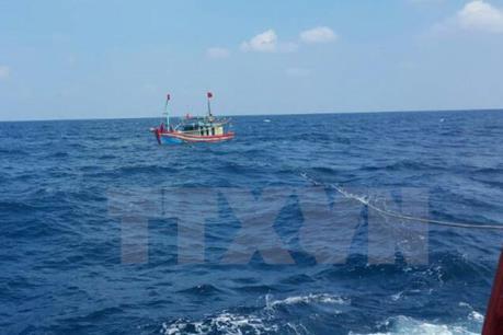 Tiếp nhận 2 ngư dân Việt Nam làm việc trên tàu cá Malaysia được cứu sau khi tàu chìm  ​