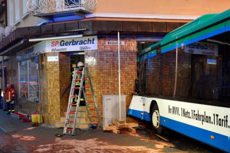 Xe buýt chở học sinh đâm thẳng vào nhà dân ở Đức