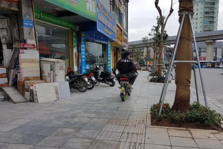 Lát đá vỉa hè ở Hà Nội: "Trống đánh xuôi, kèn thổi ngược"