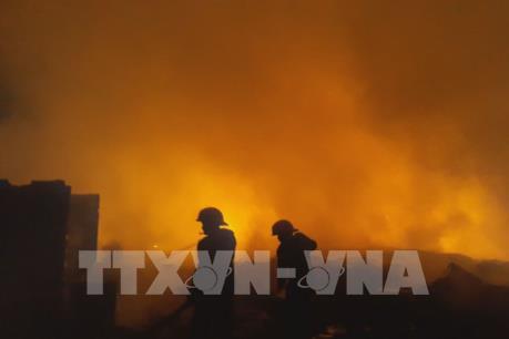 Nổ lớn, lửa bốc cháy ngùn ngụt tại bãi phế liệu ở thị xã Thuận An (Bình Dương)