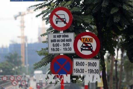 Mặc biển cấm, Uber, Grab vẫn “vô tư” ra vào đón trả khách