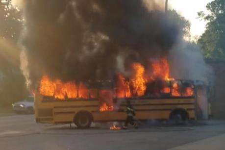 Xe buýt bốc cháy, 52 người thiệt mạng