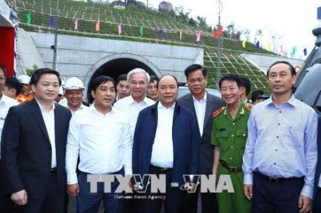 Thủ tướng Nguyễn Xuân Phúc thăm hầm đường bộ Đèo Cả