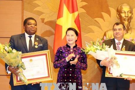 Chủ tịch Quốc hội Nguyễn Thị Kim Ngân trao Huân chương Hữu nghị tặng các lãnh đạo IPU