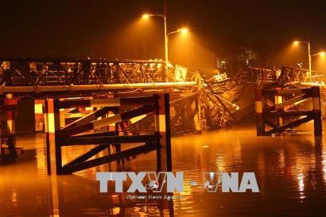 Thành phố Hồ Chí Minh: Sập cầu Long Kiểng, nhiều phương tiện rơi xuống sông