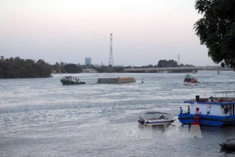 Sà lan trọng tải 145 tấn đâm gãy 2 trụ cầu Long Hòa B ở Tiền Giang