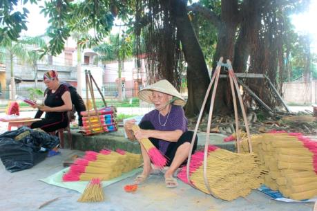Làng nghề sản xuất hương “chạy đua” cùng Tết