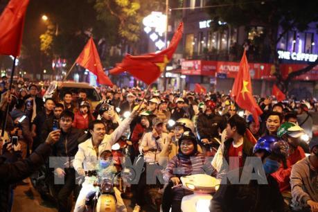 Hàng ngàn người xuống đường cổ vũ sau chiến thắng của U23 Việt Nam