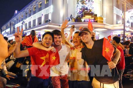 Hàng ngàn người xuống đường cổ vũ sau chiến thắng của U23 Việt Nam