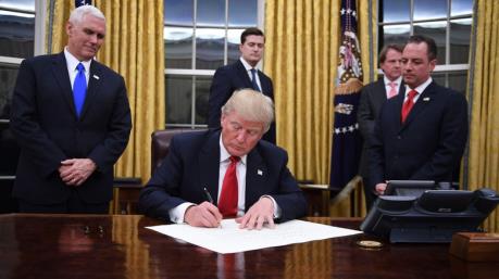 Tổng thống Mỹ ký thành luật biện pháp tài trợ ngắn hạn cho chính phủ