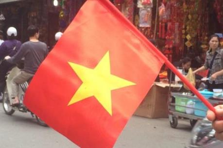 Sôi động thị trường đồ cổ vũ bóng đá trước trận bán kết U23 Việt Nam gặp U23 Qatar