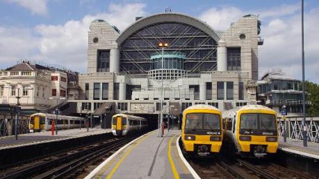 Anh: Thủ đô London phong tỏa ga tàu vì rò rỉ khí ga