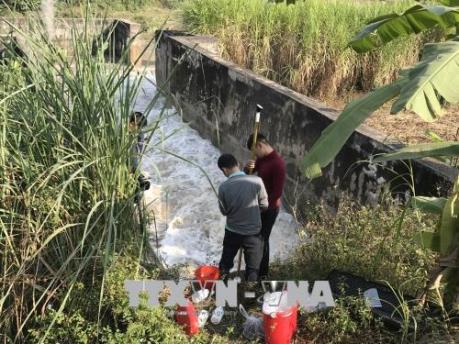 Bắt quả tang Công ty Vĩnh Huê xả thải trực tiếp gây ô nhiễm môi trường suối Nhum