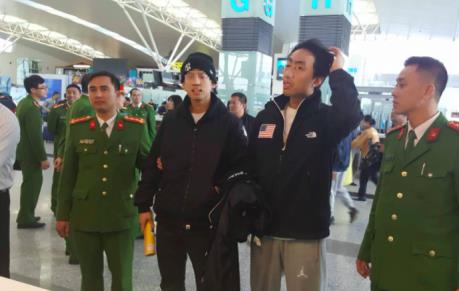 Bàn giao hai đối tượng người Hàn Quốc bị truy nã cho Cảnh sát Hàn Quốc