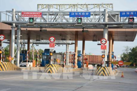 Các trạm BOT thông thoáng trong ngày đầu đồng loạt cắm biển "Cấm dừng xe quá 5 phút"