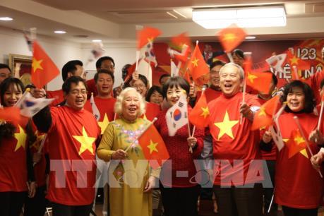 Vợ HLV Park Hang-seo động viên chồng và đội tuyển U23 trước trận chung kết