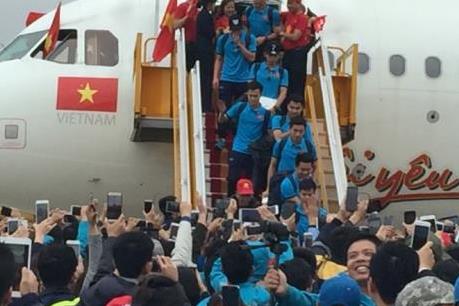 Hàng nghìn cổ động viên có mặt tại sân bay Nội Bài đón đội tuyển U23 Việt Nam