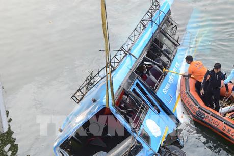 Xe buýt rơi xuống kênh đào gây thương vong nghiêm trọng ở Ấn Độ