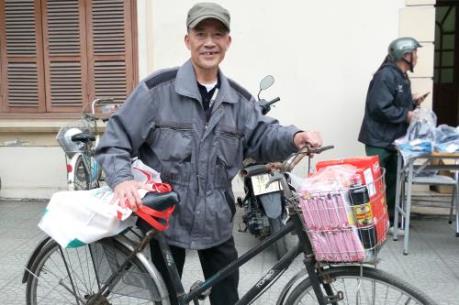 Kienlongbank trao tặng 7.450 phần quà Tết cho bà con